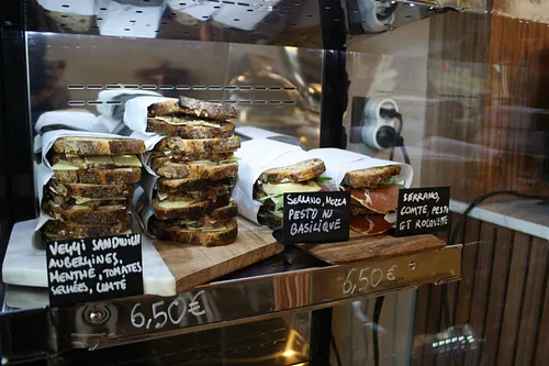 Braun Notes Coffee Restaurant Paris