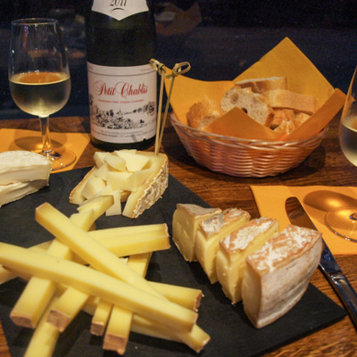 La Vache dans les Vignes, cave à vins et à fromages au bord du Canal Saint-Martin