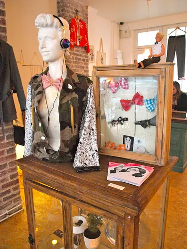 Mel, Mich & Martin Restaurant Galerie d'art Shop Paris