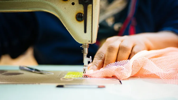CARREAU DU TEMPLE : ATELIERS DES VÊTAMORPHOSES - Couture et customisation by Sakina M’sa