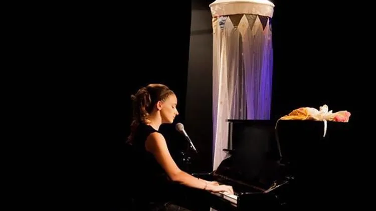 Clémence Savelli 'Cendrillon deviendra grande' Prolongations 6 février
