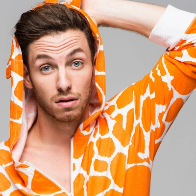 Spectacle : Alex Ramirès fait sa crise au Théâtre des Blancs Manteaux