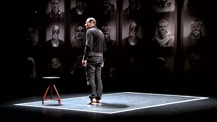 Un homme debout