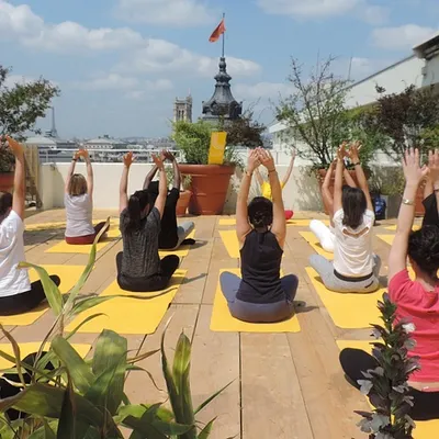 Lolë Spring Meet-ups : cours de yoga gratuits perchés sur un rooftop !