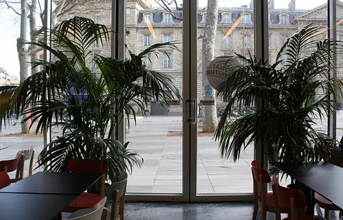 Café Fluctuat Nec Mergitur Restaurant paris