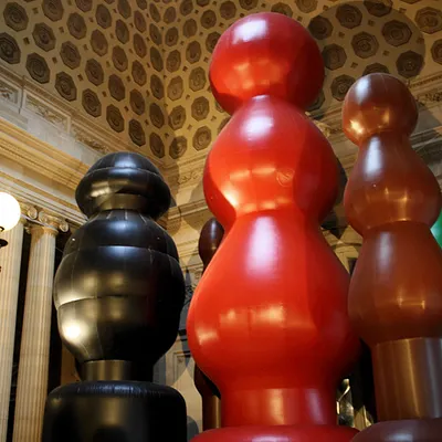 Expo McCarthy : plugs géants et Pères Noël en chocolat
