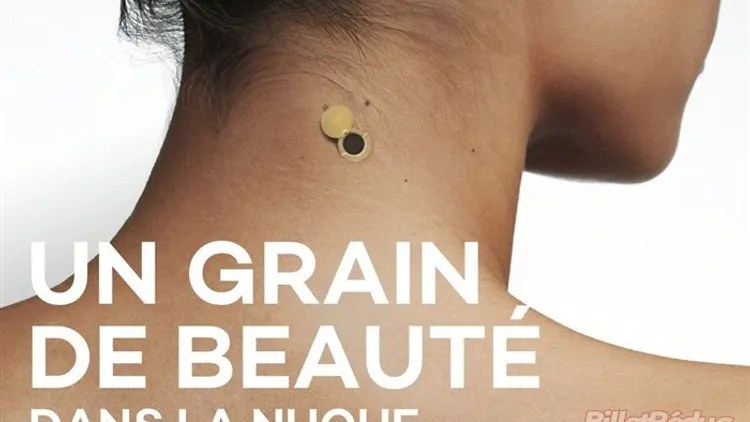 Un grain de beauté dans la nuque