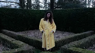 Itinéraire d'une jeune femme en peignoir