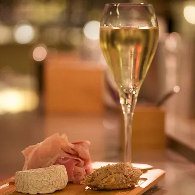 La Dégustation, le nouveau bar à champagne de la rue Lepic