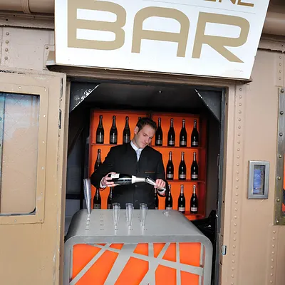 Le bar à champagne de la Tour Eiffel, rendez-vous à 300 mètres d'altitude