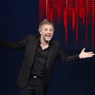 Certifié conforme : le nouveau spectacle de Stéphane Guillon, certifié décapant