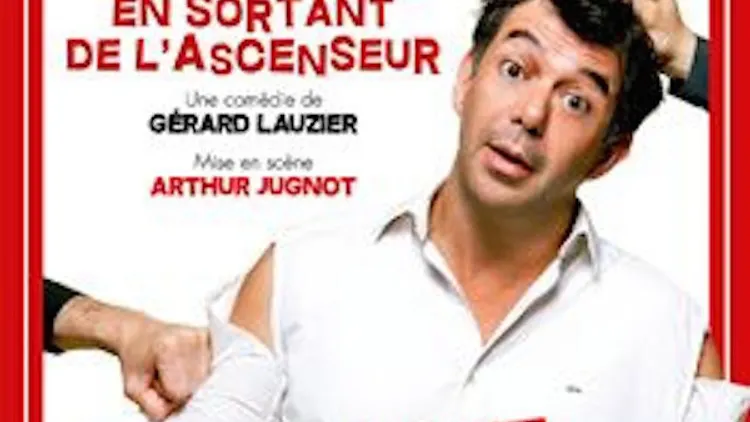 A GAUCHE, EN SORTANT DE L'ASCENSEUR