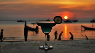 BEACH PARTY / CLUBBING & COCKTAILS untill 7:00pm