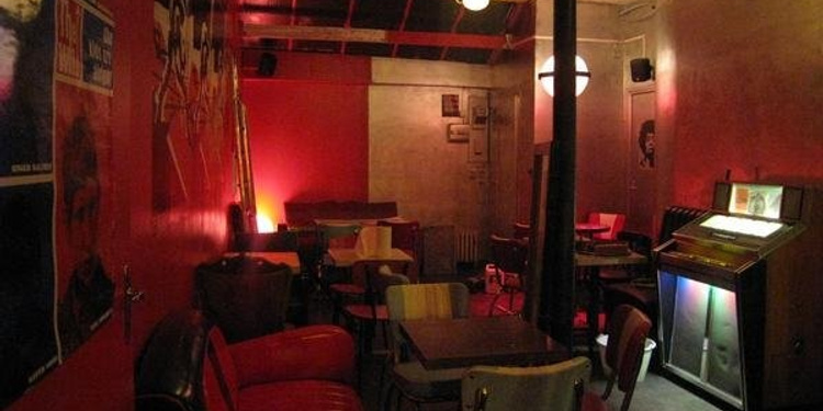 Les Petites Flèches 49 Rue Jean-pierre Timbaud 75011 Paris L'UFO, Paris - Bar