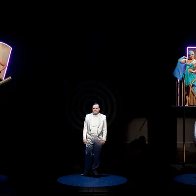 Par-delà les marronniers : la pièce loufoque de Jean-Michel Ribes au théâtre du Rond-Point
