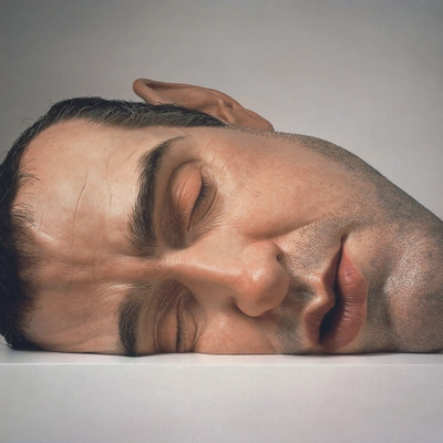 Ron Mueck et ses créatures s'installent à la Fondation Cartier