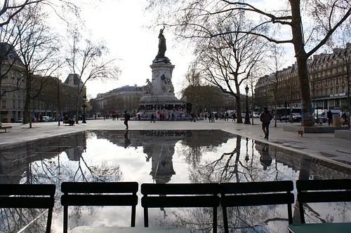Café Fluctuat Nec Mergitur Restaurant paris