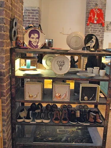 Mel, Mich & Martin Restaurant Galerie d'art Shop Paris
