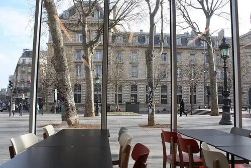 Café Fluctuat Nec Mergitur Restaurant paris