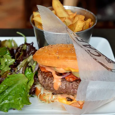 Café Petite, le cheeseburger qui vaut le détour