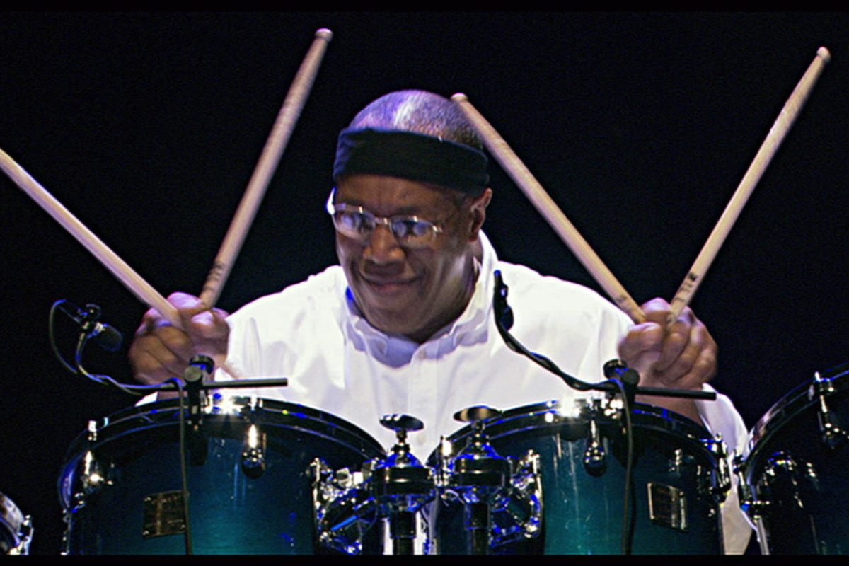 Видео барабанщиков. Billy Cobham. Билли Кобэм барабанщик. Billy Cobham 1974. Billy Cobham 1975.