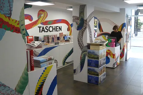 Taschen pop-up store Galerie d'art Shop Paris