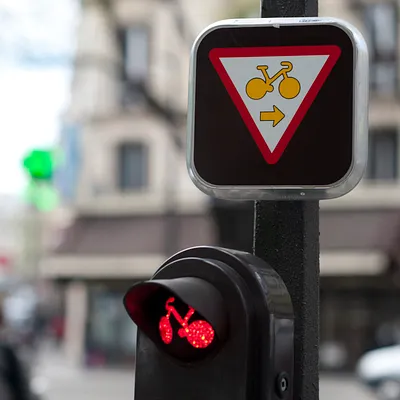Pourquoi les vélos peuvent-ils griller les feux rouges ?