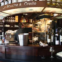 Le Bouche à Oreille