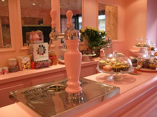 Chloé S. Cupcake Restaurant Shop Paris