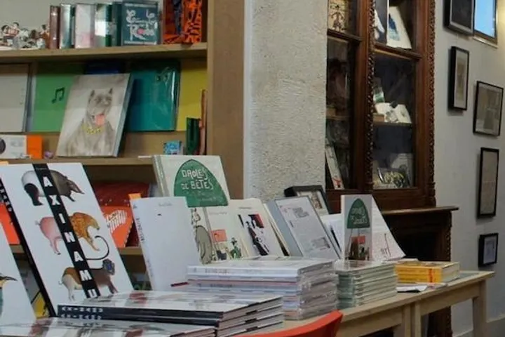 Chez les libraires associés