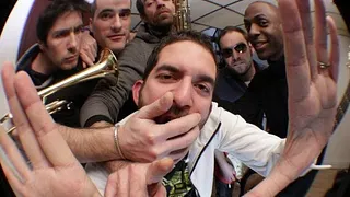 LA PTITE EQUIPE + Dehlia Black