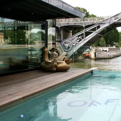 OFF Paris Seine : un bar flottant s'installe dans un hôtel insolite sur la Seine