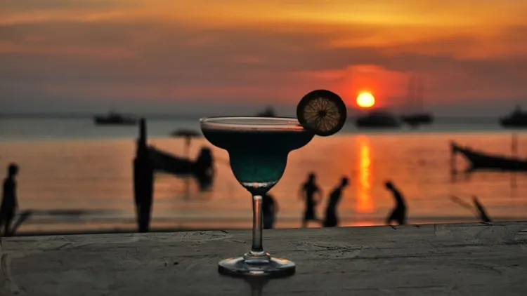 BEACH PARTY / CLUBBING & COCKTAILS untill 7:00pm