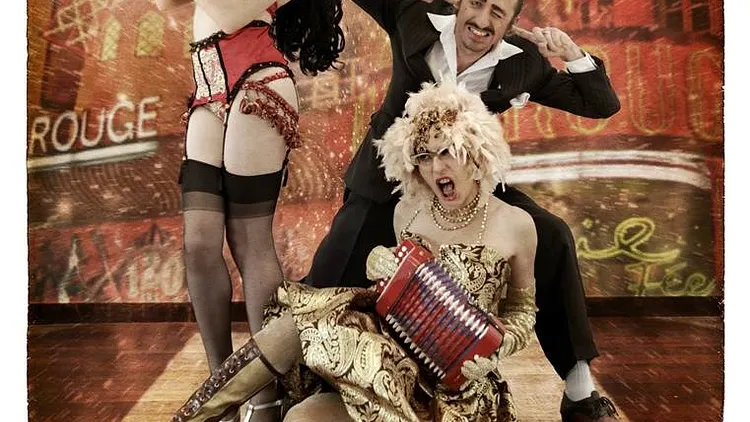 Porte-Jarretelles & Piano à Bretelles