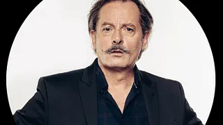 CHRISTOPHE ALÉVÊQUE FAIT SA REVUE DE PRESSE AU THÉÂTRE TRAVERSIÈRE !
