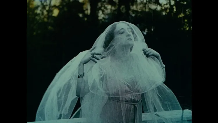 Projection du film Rapsodia satanica de Nino Oxilia.