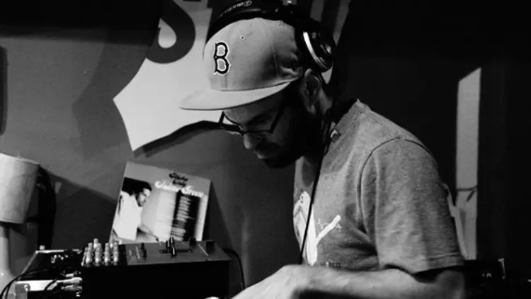 Mr Bee aux platines
