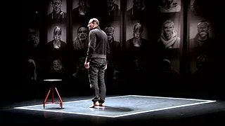 Un homme debout