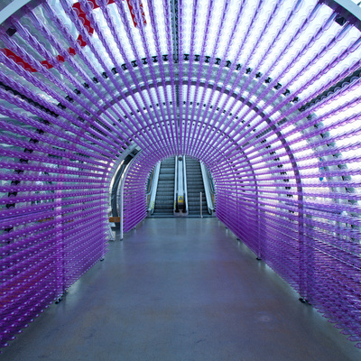 80 000 préservatifs décorent le Centre Pompidou