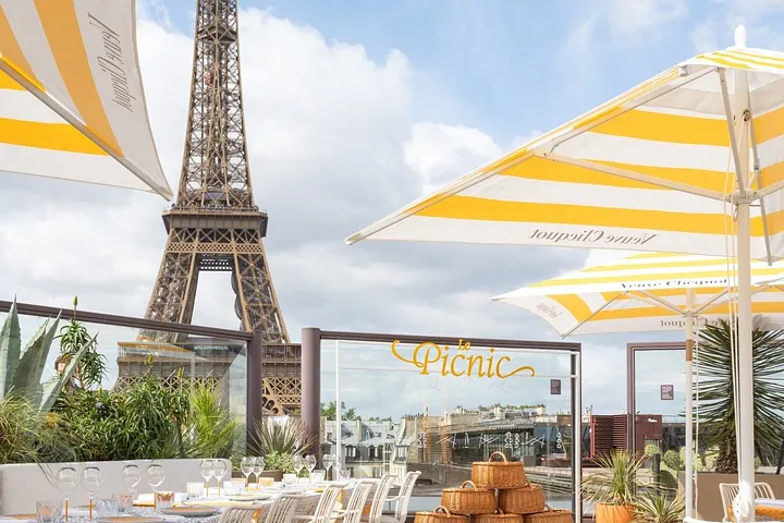 Bar Les Ombres - Le Picnic by Veuve Clicquot