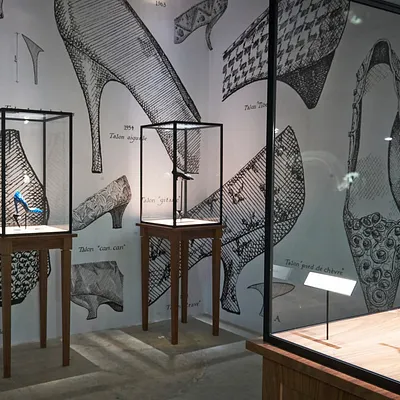 Virgule, etc : Roger Vivier et ses escarpins déambulent au Palais de Tokyo