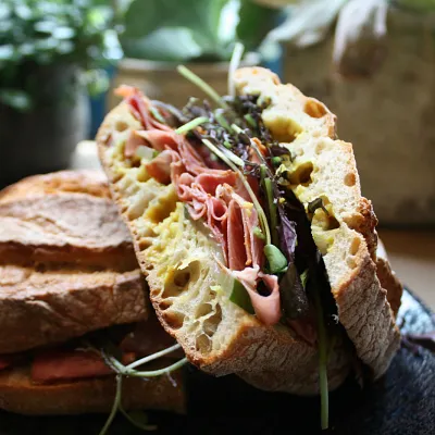 Scaria : restaurant, épicerie et cantine
