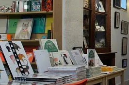 Chez les libraires associés