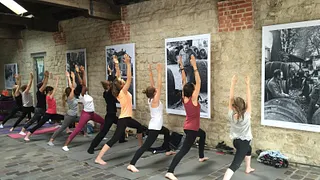 Yoga afterwork : une parenthèse bien-être au coeur de Bercy Village