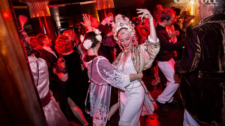 Dîner bal costumé entre célibataires