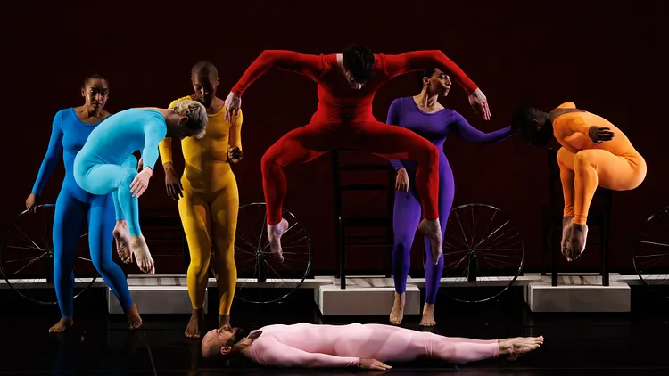 "Dancing with Bob : Rauschenberg, Brown et Cunningham Onstage" de la Trisha Brown Dance Company