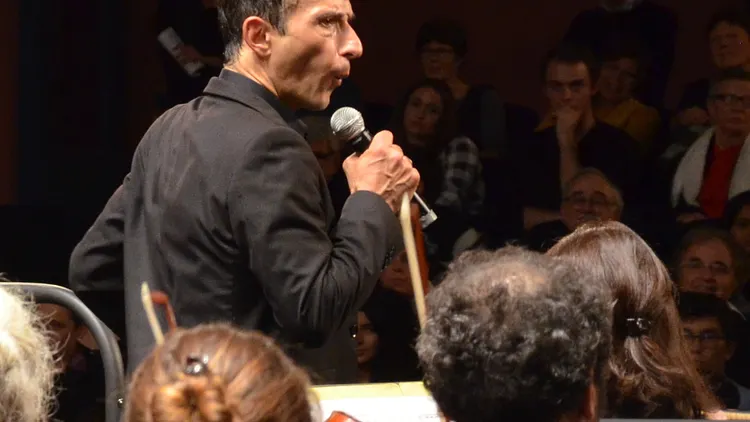 Paroles d'orchestre et sifflet sur le plateau