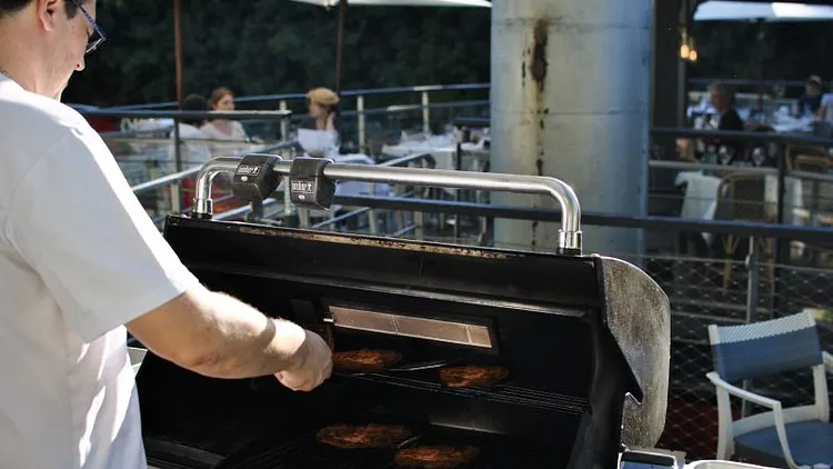 BARBECUE cet été au River Café !