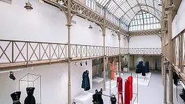 ALAÏA / GRÈS. AU-DELÀ DE LA MODE