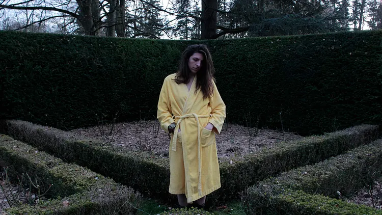 Itinéraire d'une jeune femme en peignoir
